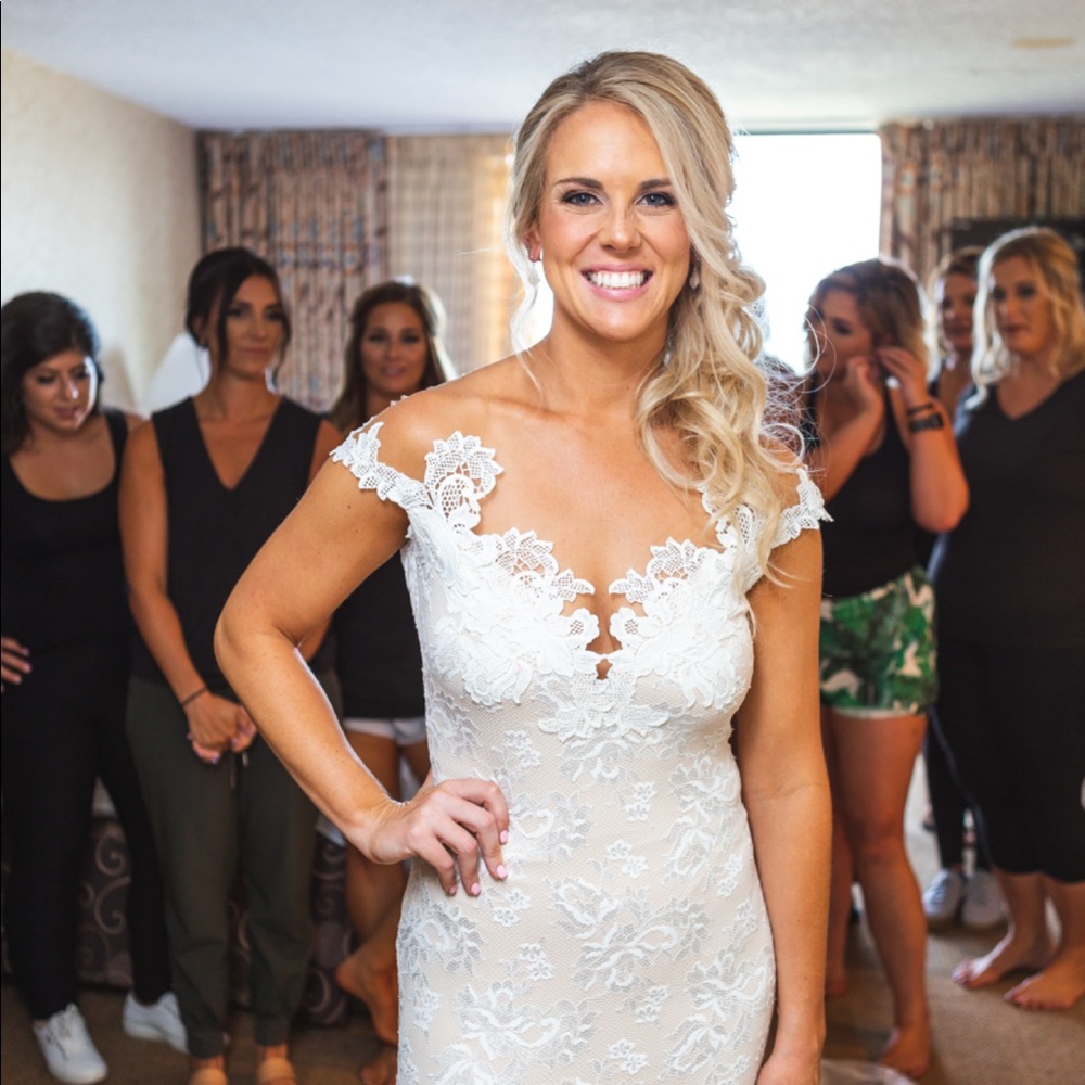 Wedding dress - Picture 4 of 8